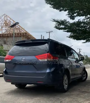 Toyota Sienna 2013 Blue