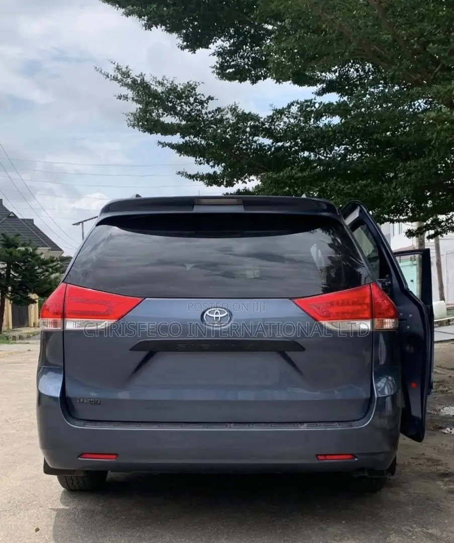 Toyota Sienna 2013 Blue