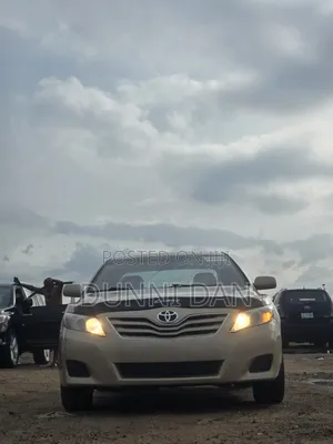 Toyota Camry LE 4dr Sedan (2.5L 4cyl 6A) 2011 Gold