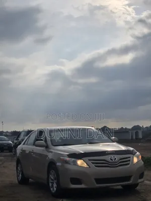 Toyota Camry LE 4dr Sedan (2.5L 4cyl 6A) 2011 Gold