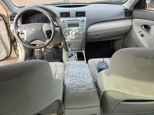 Toyota Camry LE 4dr Sedan (2.5L 4cyl 6A) 2011 Gold