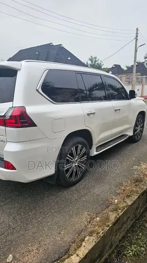 Lexus LX 2018 White