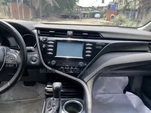 Toyota Camry XSE FWD (2.5L 4cyl 8AM) 2018 Beige