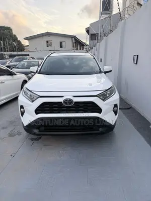Toyota RAV4 XLE FWD 2019 White