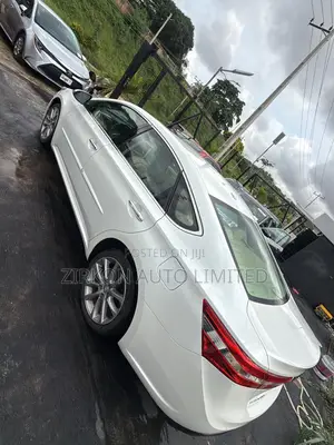 Toyota Avalon XLE Touring 4dr Sedan (3.5L 6cyl 6A) 2015 White