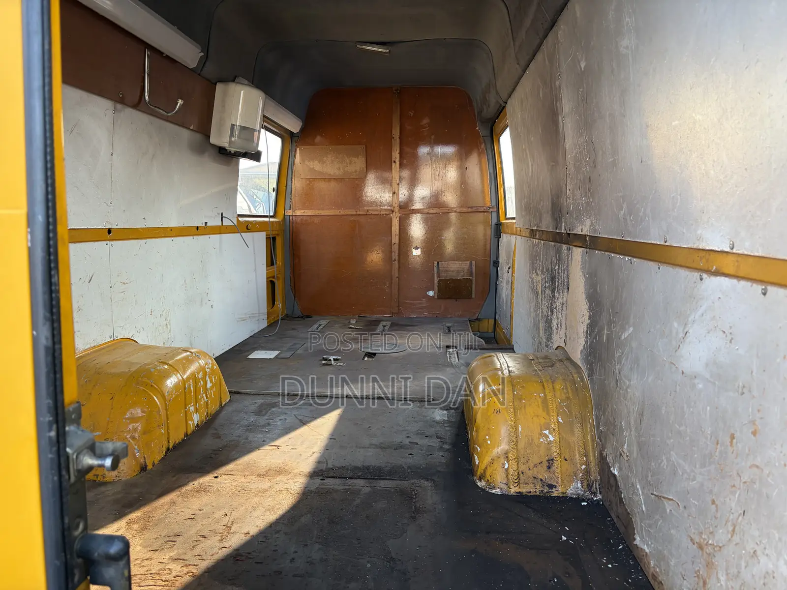 Volkswagen Transporter 2005 Yellow