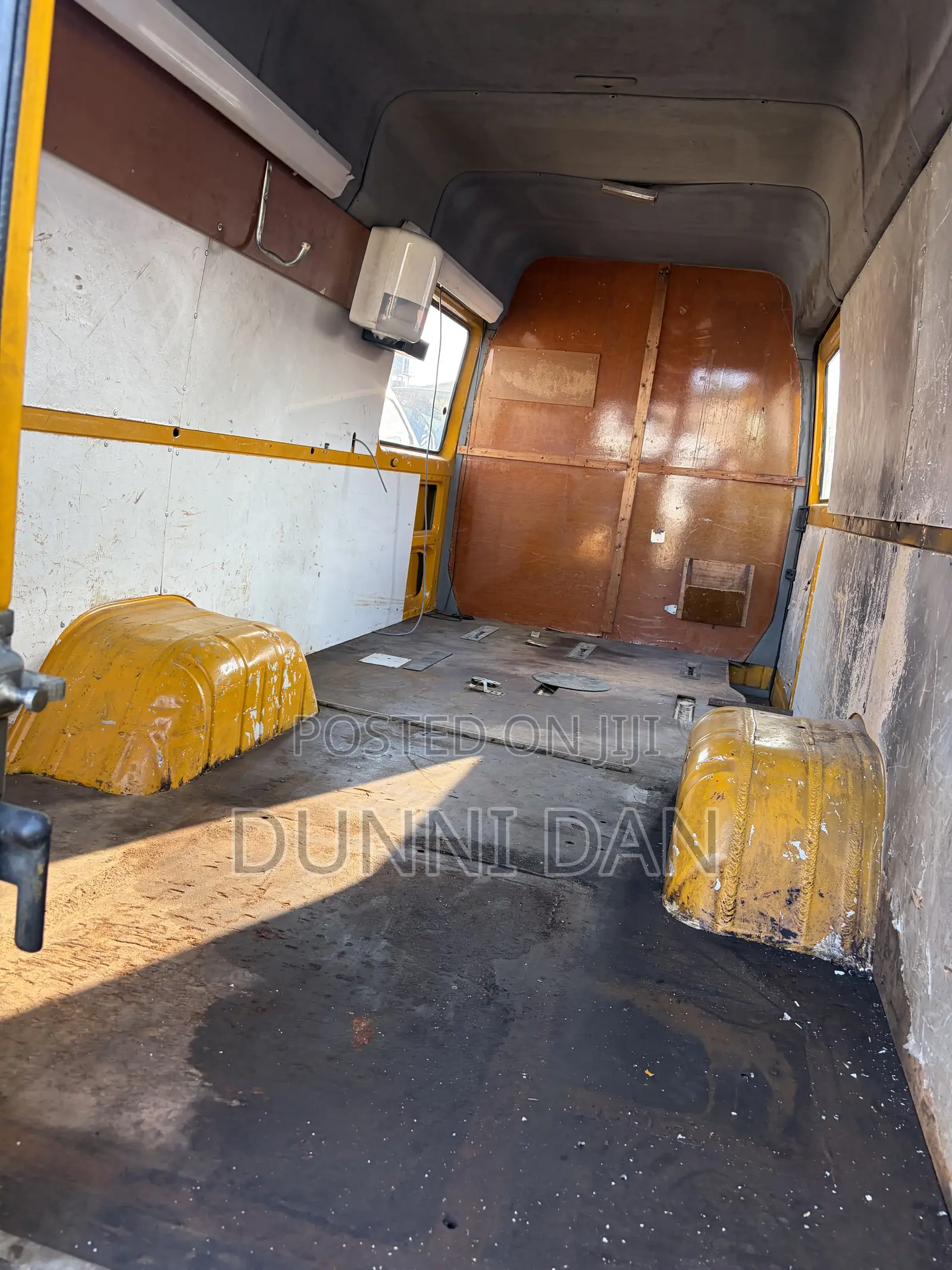Volkswagen Transporter 2005 Yellow