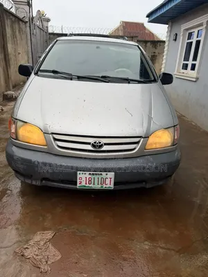 Toyota Sienna 2001 Gold