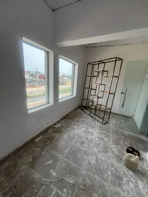 Shop to Rent in a Commercial Area Facing a Busy Road