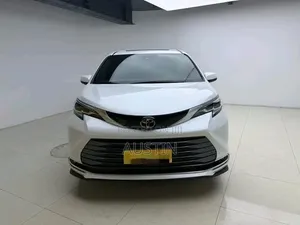 Toyota Sienna 2024 White