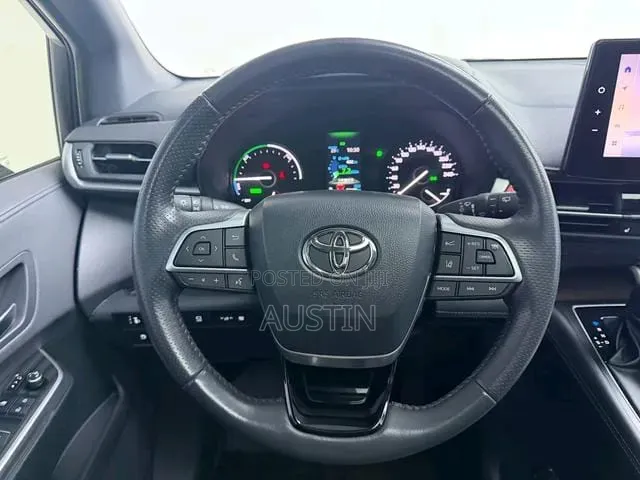 Toyota Sienna 2024 White
