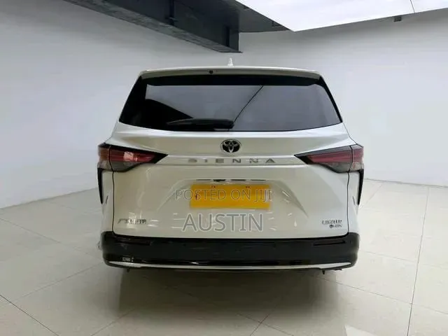 Toyota Sienna 2024 White