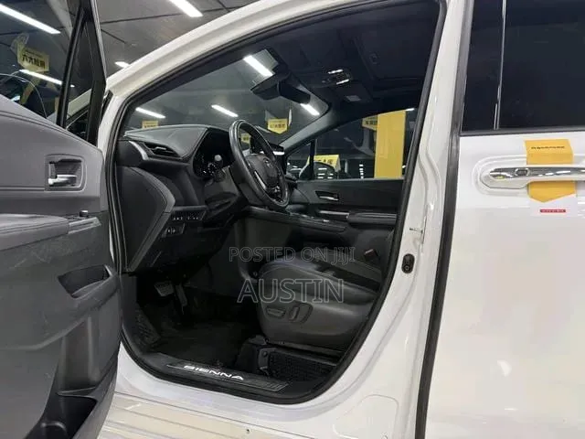 Toyota Sienna 2024 White