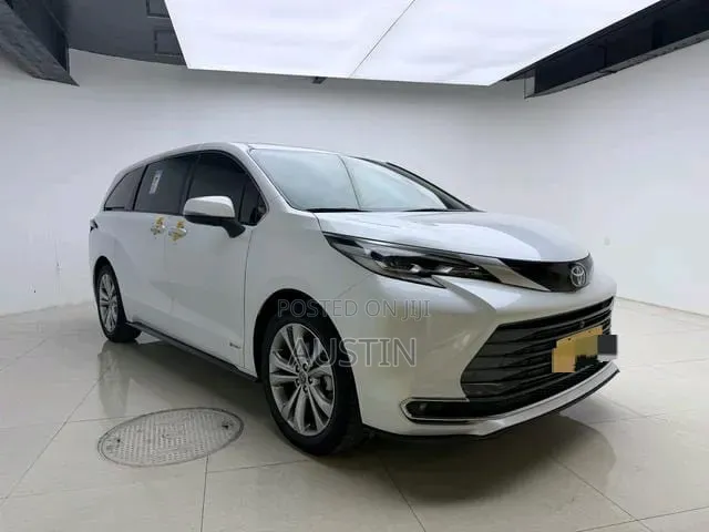 Toyota Sienna 2024 White