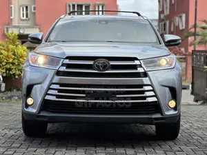 Toyota Highlander XLE 4x4 V6 (3.5L 6cyl 8A) 2018 Silver