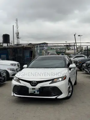 Toyota Camry LE FWD (2.5L 4cyl 8AM) 2018 White
