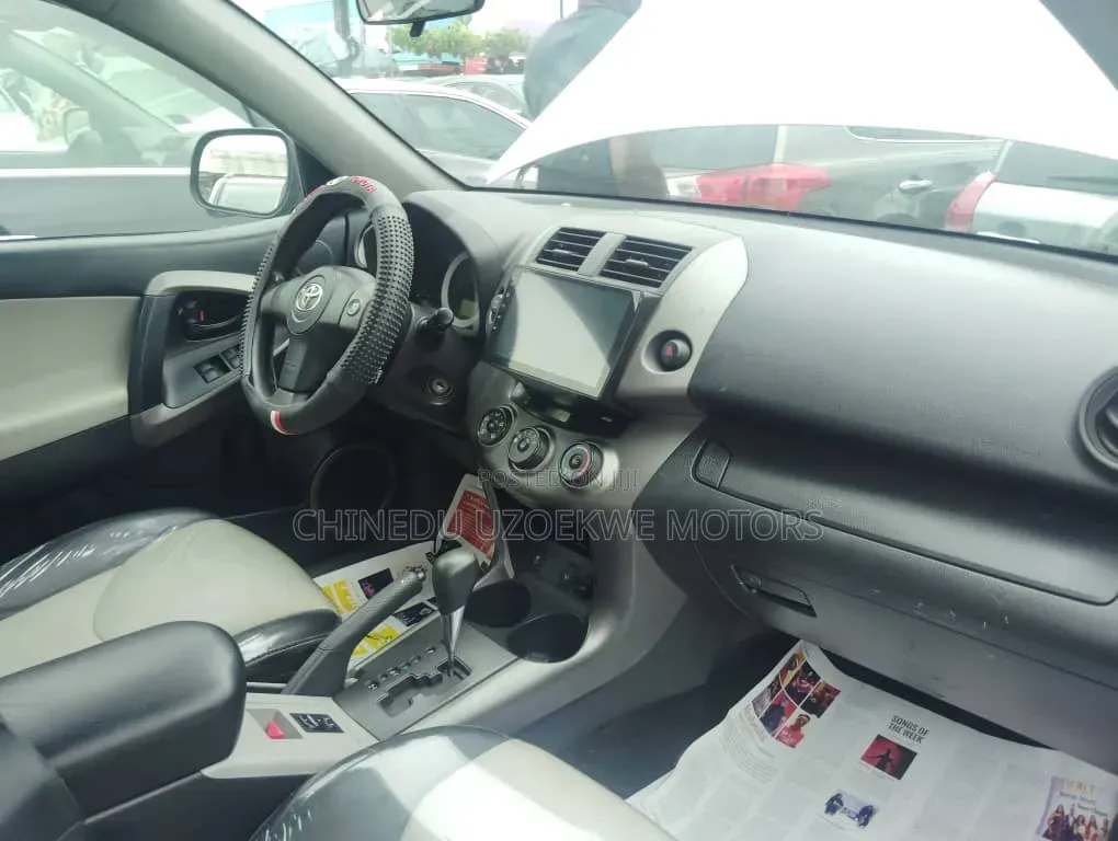 Toyota RAV4 2011 Silver