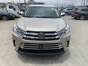 Toyota Highlander XLE 4x4 V6 (3.5L 6cyl 8A) 2017 Gold