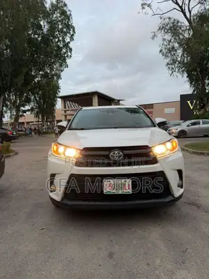 Toyota Highlander SE 4x2 V6 (3.5L 6cyl 8A) 2017 White