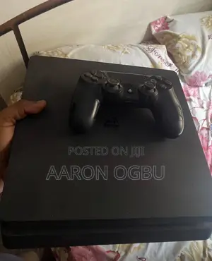 Ps4 Slim Unhacked With Two Pads