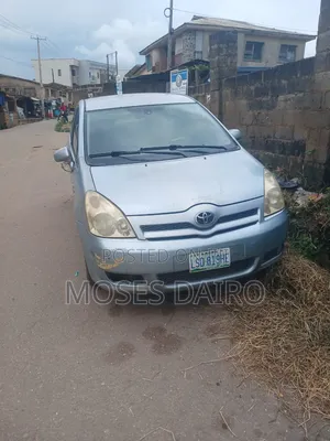 Toyota Corolla Verso 2004 Gray