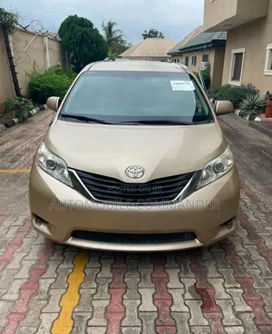 Toyota Sienna 2011 Gold