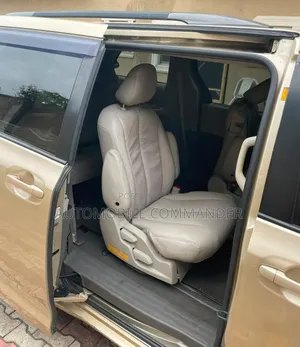 Toyota Sienna 2011 Gold