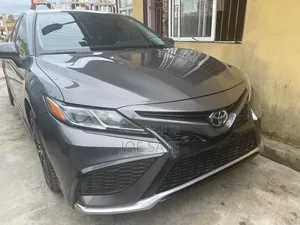 Toyota Camry SE FWD (2.5L 4cyl 8AM) 2018 Gray