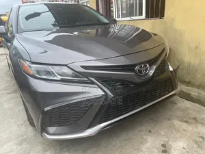 Toyota Camry SE FWD (2.5L 4cyl 8AM) 2018 Gray