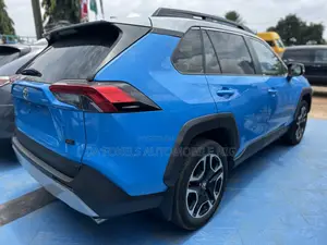 Toyota RAV4 XLE AWD 2019 Blue