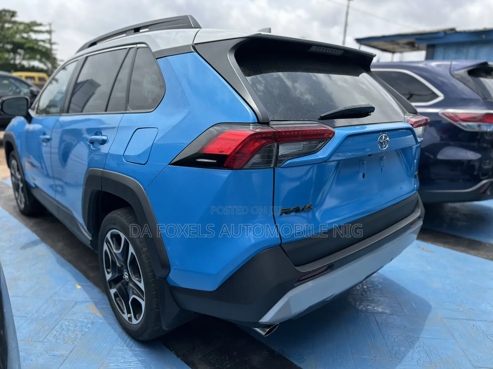 Toyota RAV4 XLE AWD 2019 Blue