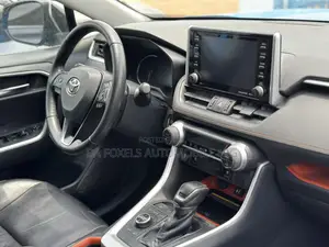 Toyota RAV4 XLE AWD 2019 Blue