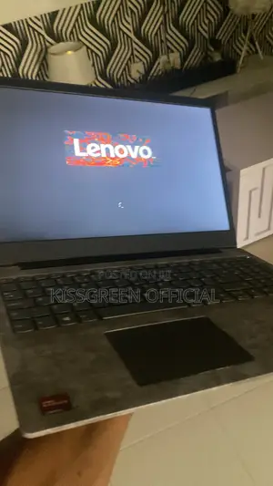 Laptop Lenovo V15 8GB AMD Ryzen 5 SSD 128GB