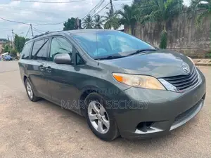 Toyota Sienna SE 8 Passenger 2012 Gray
