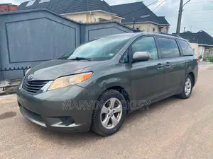 Toyota Sienna SE 8 Passenger 2012 Gray