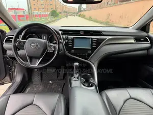 Toyota Camry SE FWD (2.5L 4cyl 8AM) 2018 Gray
