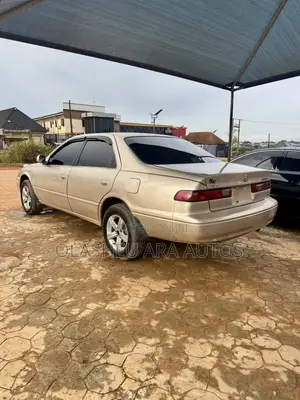 Toyota Camry LE 4dr Sedan (2.2L 4cyl 4A) 2000 Gold