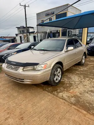Toyota Camry LE 4dr Sedan (2.2L 4cyl 4A) 2000 Gold