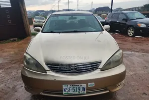 Toyota Camry 2005 Gold