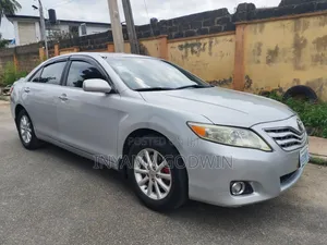 Toyota Camry XLE 4dr Sedan (2.5L 4cyl 6A) 2011 Silver