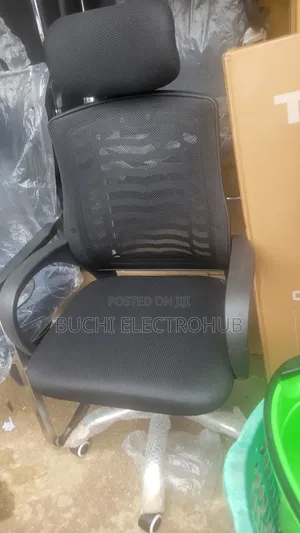 Victory Swivel Chair With Headrest