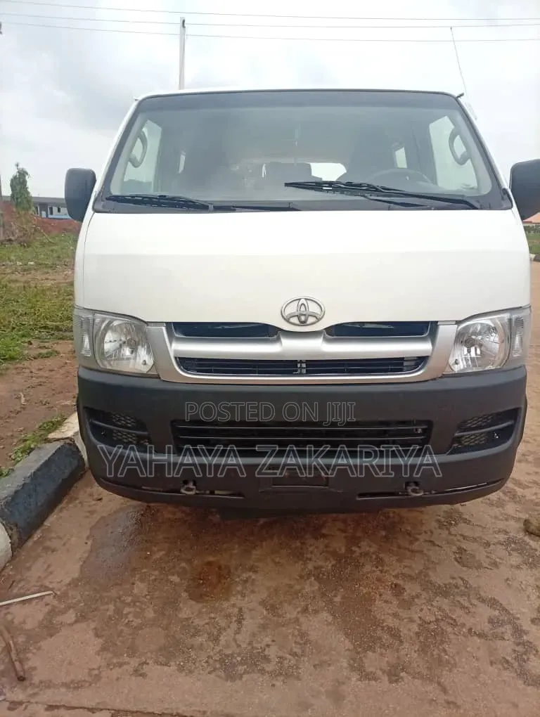 Toyota HiAce 2011 White