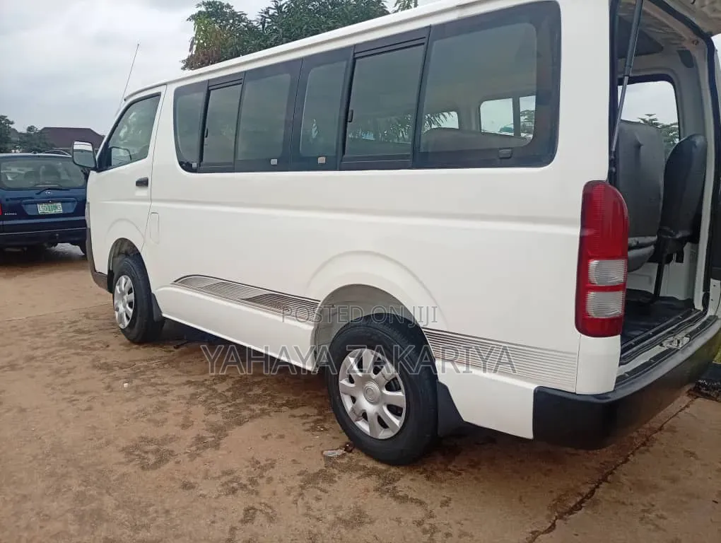 Toyota HiAce 2011 White