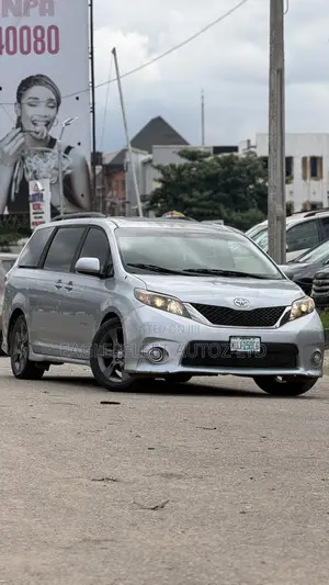 Toyota Sienna SE 8 Passenger 2011 Silver