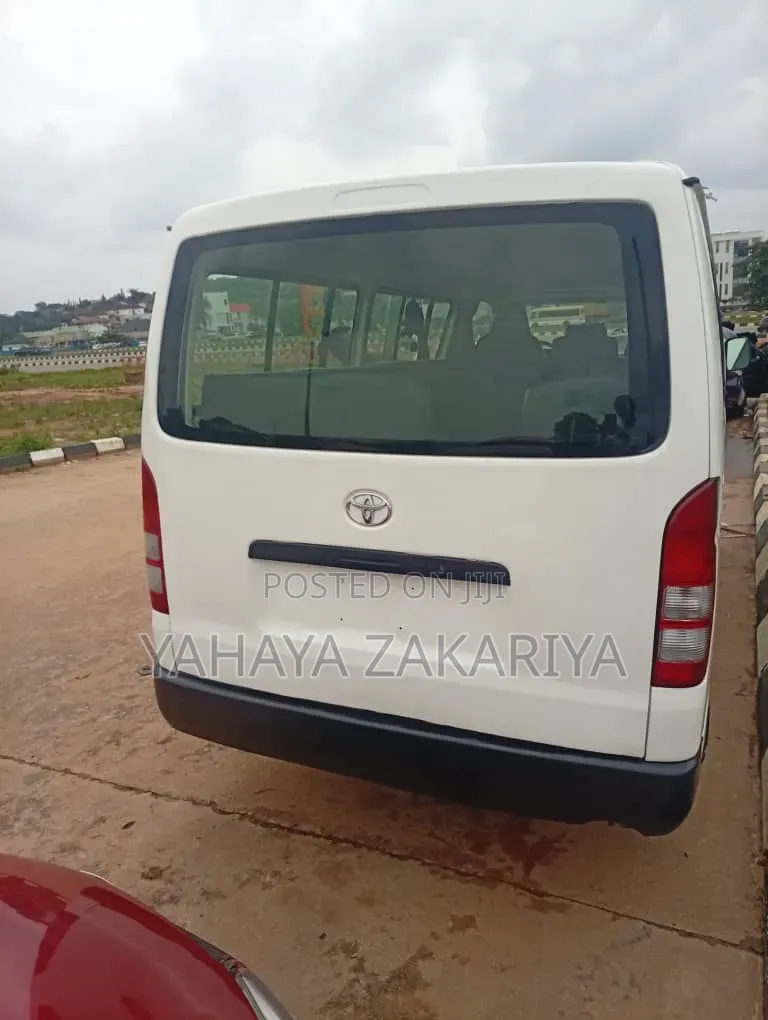 Toyota HiAce 2011 White