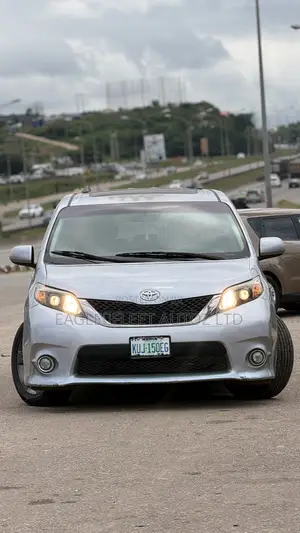 Toyota Sienna SE 8 Passenger 2011 Silver