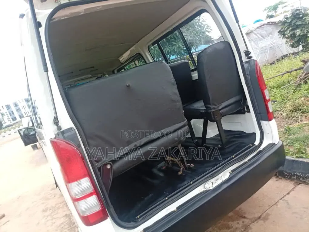 Toyota HiAce 2011 White