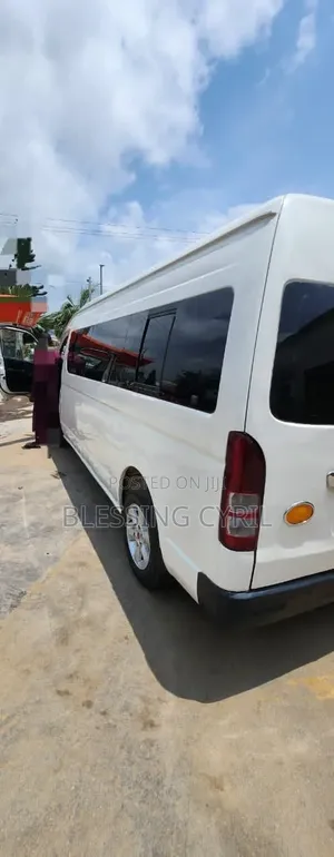 Toyota HiAce 2013 White