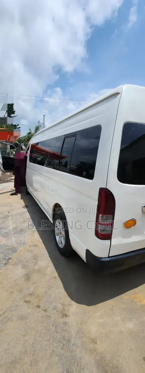 Toyota HiAce 2013 White