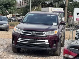 Toyota Highlander LE Plus 4x4 V6 (3.5L 6cyl 8A) 2018 Burgundy